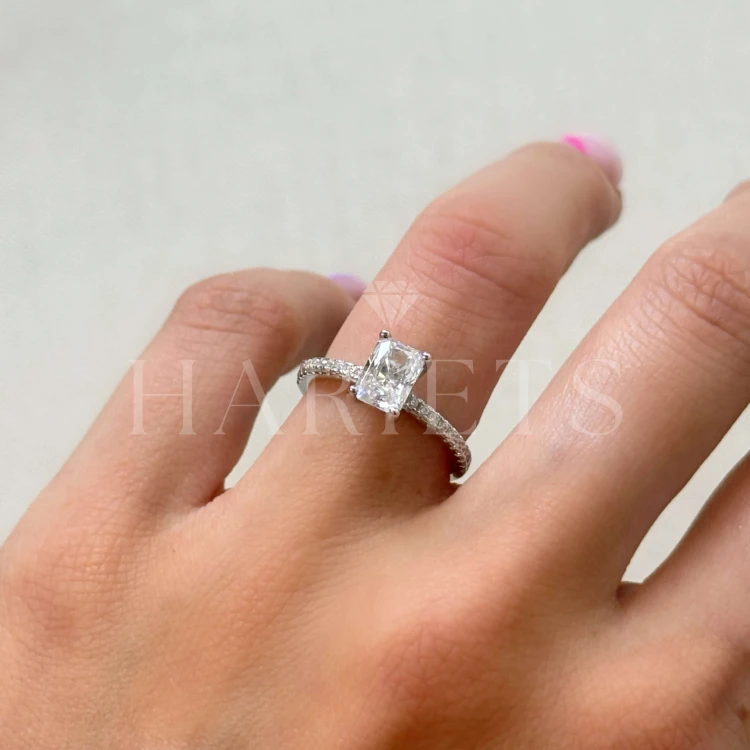 bague-pavé-diamant-laboratoire-1ct-taille-radiant-au-doigt-vue-de-côté-or-venice-hariets