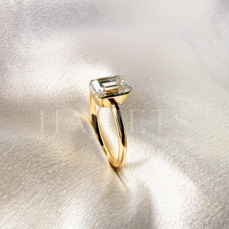 bague-de-fiancailles-bezel-diamant-laboratoire-1ct-taille-emeraude-gros-plan-profil-or-jaune-stellar-hariets