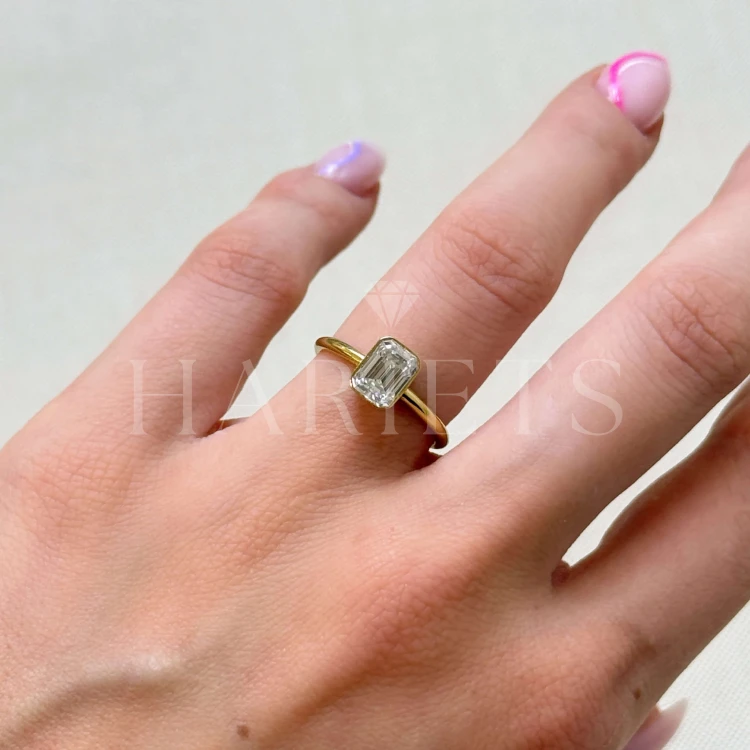 bague-de-fiancailles-bezel-diamant-laboratoire-1ct-taille-emeraude-au-doigt-or-jaune-stellar-hariets