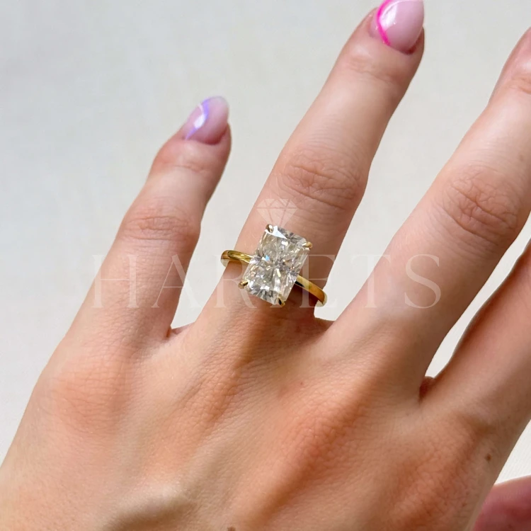 bague-de-fiançailles-royal-stones-moissanite-5ct-taille-radiant-argent-avalon-hariets.jpg
