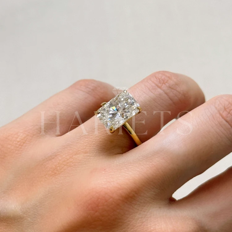 bague-de-fiançailles-royal-stones-moissanite-5ct-taille-radiant-argent-avalon-hariets.jpg