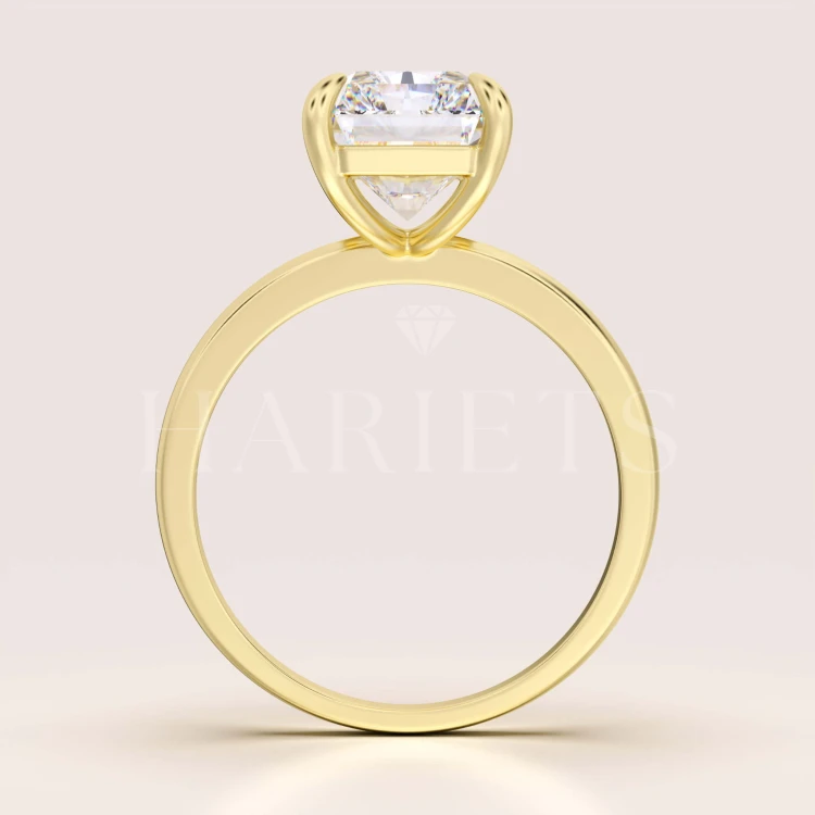 bague-de-fiançailles-royal-stones-moissanite-5ct-taille-radiant-face-or-jaune-avalon-hariets.jpg