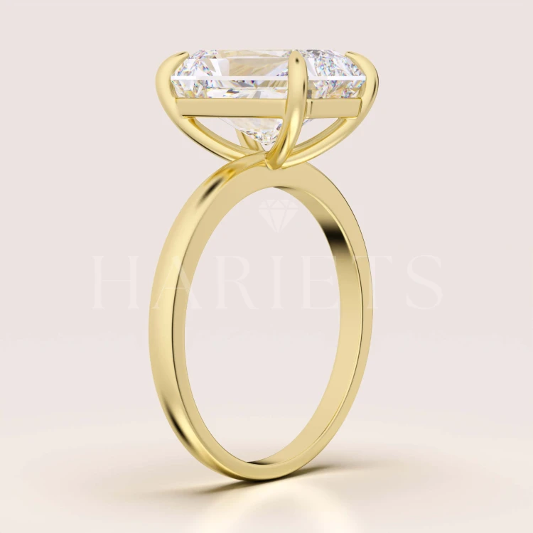 bague-de-fiançailles-royal-stones-moissanite-5ct-taille-radiant-côté-or-jaune-avalon-hariets.jpg