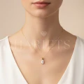collier-en-or-avec-moissanite-taille-marquise-or-jaune-au-cou-mellow-hariets.jpg
