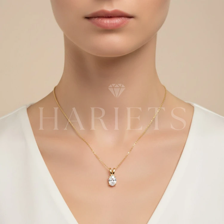 collier-en-or-avec-moissanite-taille-ovale-or-jaune-au-cou-mellow-hariets.jpg