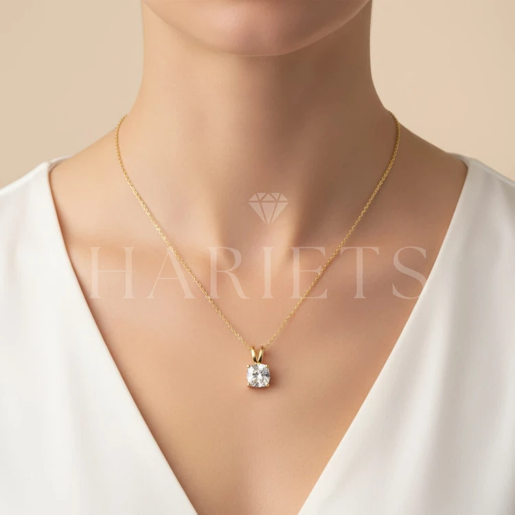 collier-en-or-avec-moissanite-taille-coussin-or-jaune-au-cou-mellow-hariets.jpg