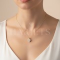 collier-en-or-avec-moissanite-taille-coeur-or-jaune-au-cou-mellow-hariets.jpg