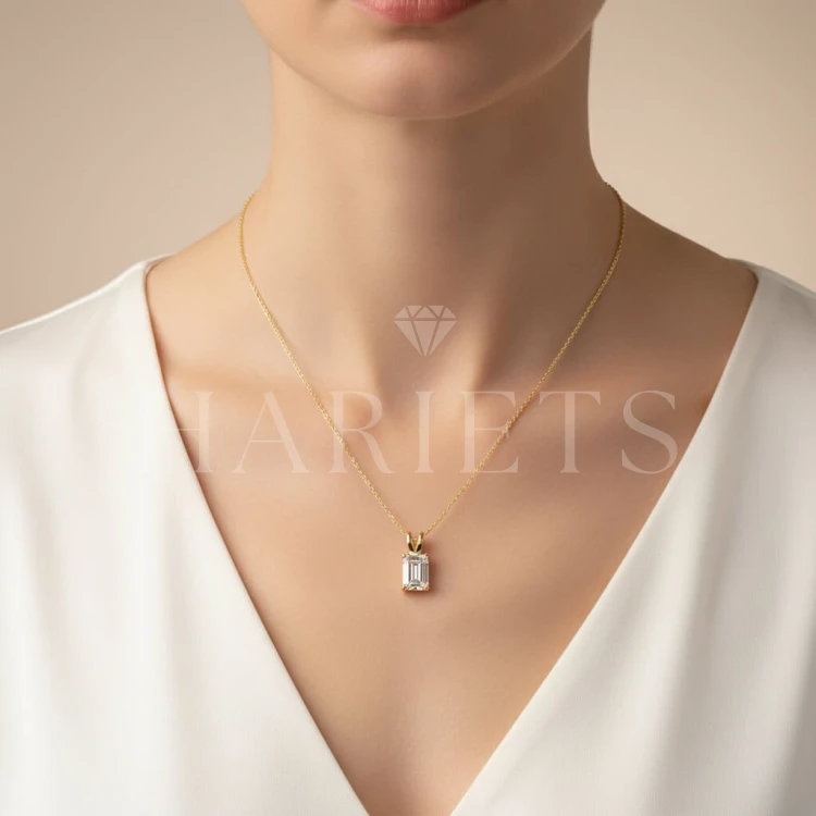collier-en-or-avec-moissanite-taille-emerald-or-jaune-au-cou-mellow-hariets.jpg