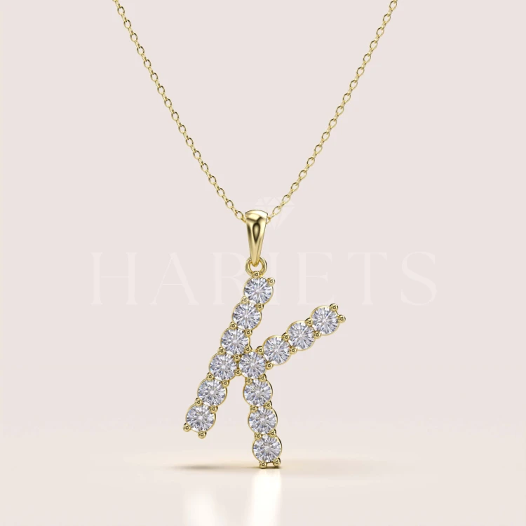 collier-en-or-avec-moissanites-lettre-or-jaune-hariets.jpg