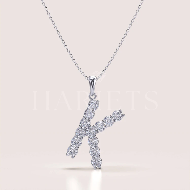 collier-en-or-avec-moissanites-lettre-or-blanc-hariets.jpg