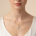 collier-en-or-avec-moissanites-lettre-k-or-jaune-au-cou-hariets.jpg