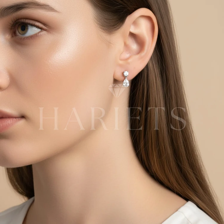 boucles-doreilles-pendantes-avec-moissanites-taille-poire-argent-sur-le-modèle-hariets.jpg