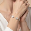 bracelet-avec-moissanites-en-forme-de-trefles-argent-925-sur-modele-hariets.jpg