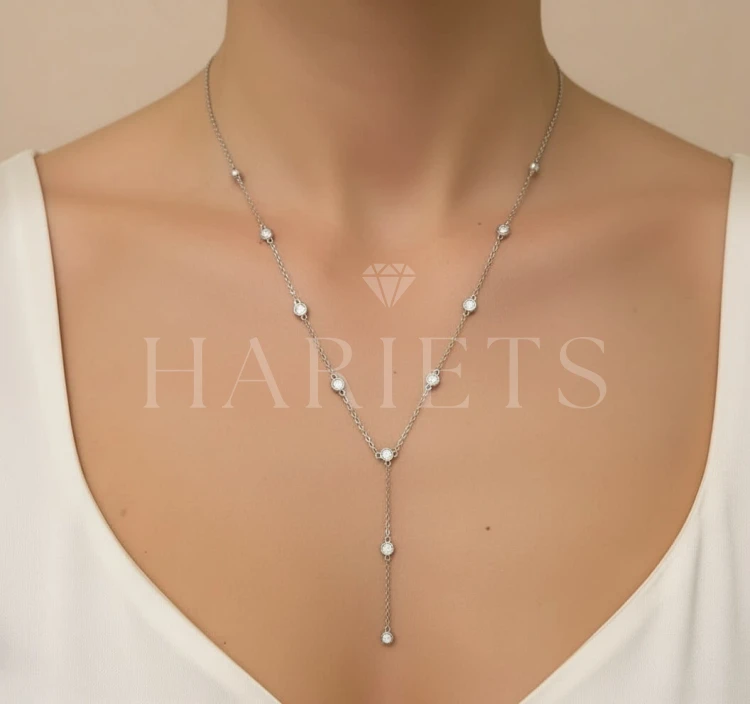 collier-en-forme-de-lettre-y-avec-moissanites-argent-925-sur-le-modele-hariets.jpg
