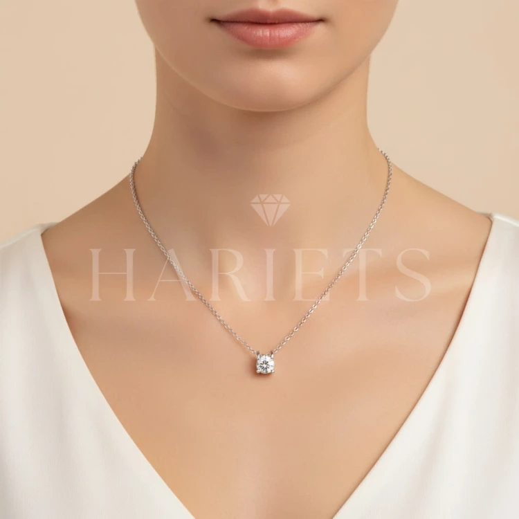 collier-avec-moissanite-1ct-argent-925-lumina-sur-le-modele-hariets.jpg