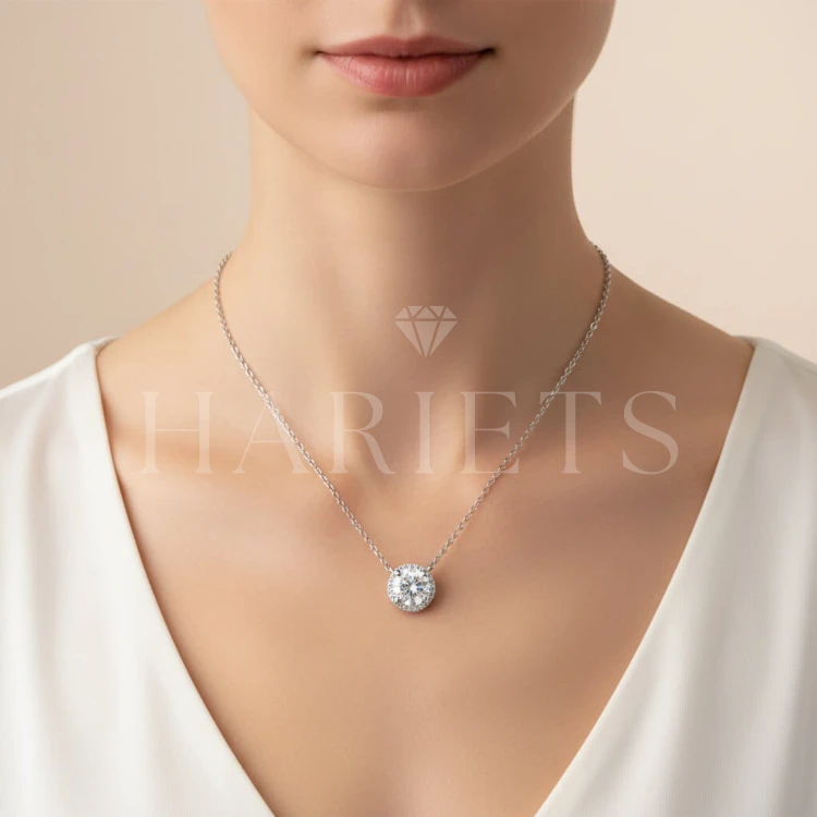 collier-halo-avec-moissanites-1ct-argent-925-sur-le-modele-hariets.jpg