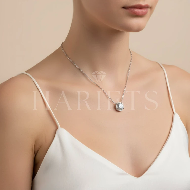collier-halo-avec-moissanites-1ct-argent-925-sur-le-modele-de-cote-hariets.jpg