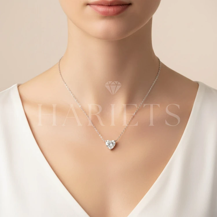 collier-avec-moissanite-taille-coeur-1ct-argent-925-sur-le-modele-hariets.jpg