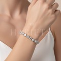 bracelet-tennis-avec-moissanites-taille-coeur-5mm-argent-925-sur-le-modele-hariets.jpg