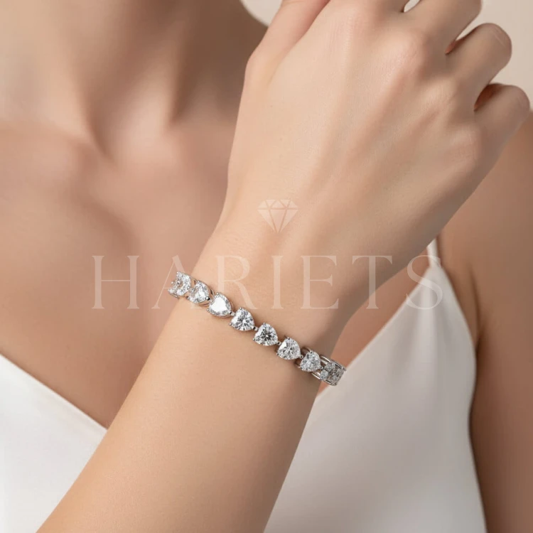 bracelet-tennis-avec-moissanites-taille-coeur-5mm-argent-925-sur-le-modele-hariets.jpg