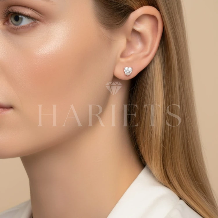 boucles-d-oreilles-taille-coeur-clous-avec-moissanites-sur-le-modele.jpg