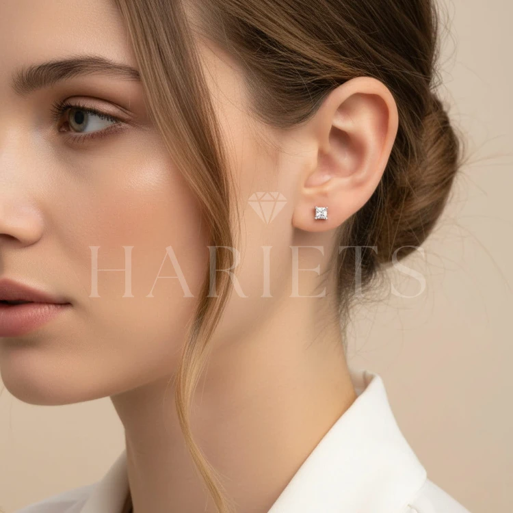 clous-d-oreilles-avec-moissanites-taille-princess-0-5ct-oreille.jpg