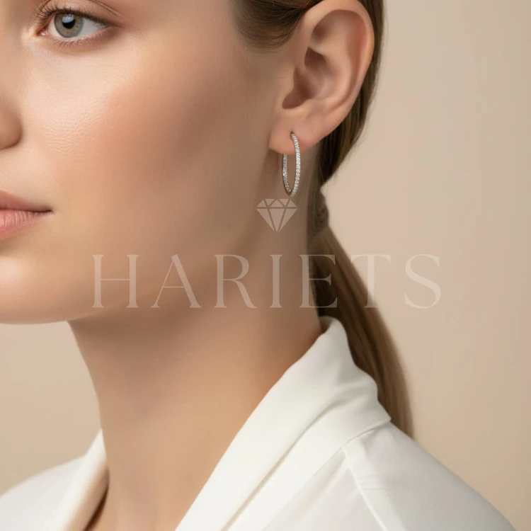 boucles-d-oreilles-creoles-avec-moissanites-taille-brillant-argent-925-hoop-sur-le-modele-hariets.jpg