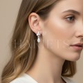 boucles-d-oreilles-mariage-pendantes-avec-moissanites-taille-poire-argent-925-sur-le-modele-hariets.jpg