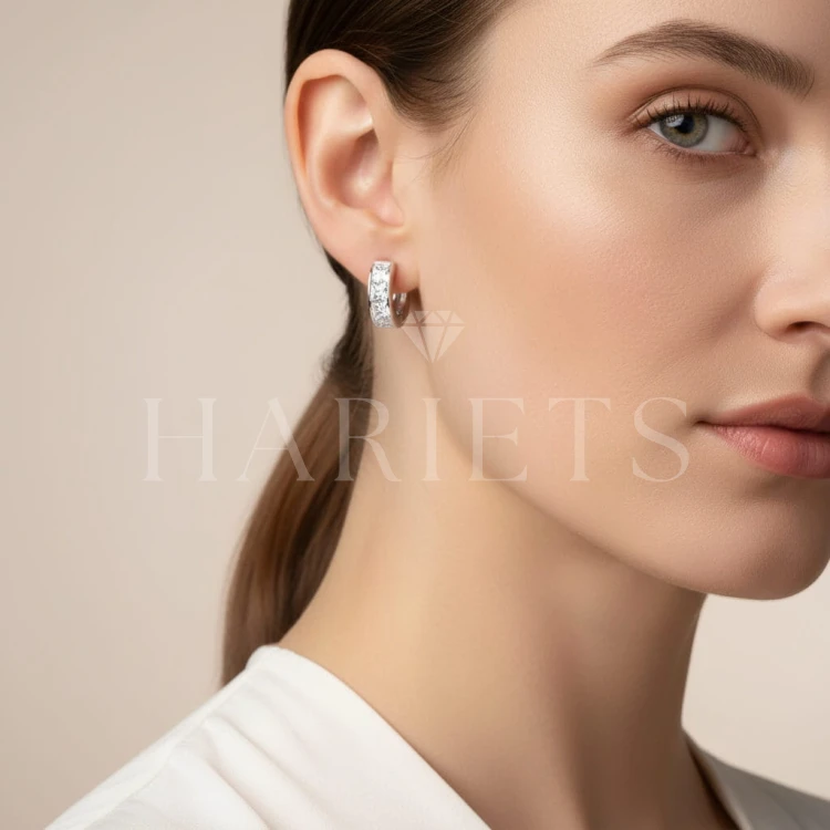 boucles-d-oreilles-creoles-avec-moissanites-taille-princess-sur-le-modele-hariets.jpg