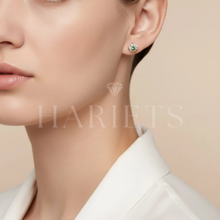 clous-d-oreilles-avec-moissanite-verte-1ct-argent-925-sur-le-modele-hariets.jpg