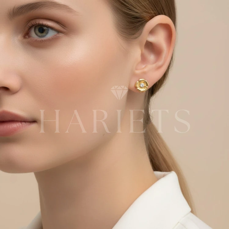 clous-d-oreilles-en-forme-de-fleur-avec-moissanite-sur-le-modele-or-jaune-lotus-hariets.jpg