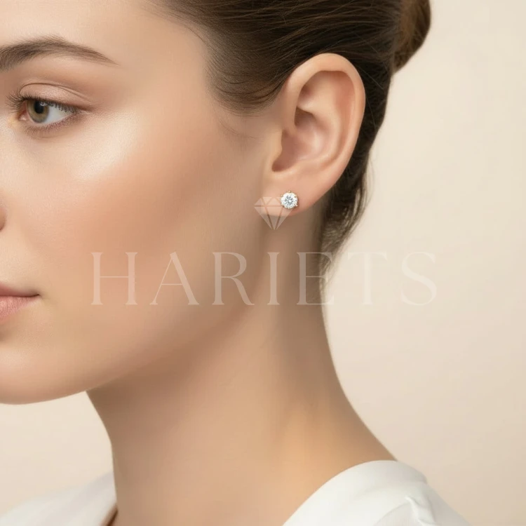 clous-d-oreilles-avec-moissanite-0-5ct-or-jaune-sur-l-oreille-hariets.jpg