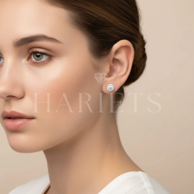 clous-d-oreilles-halo-avec-moissanites-taille-marquise-sur-le-modele-hariets.jpg