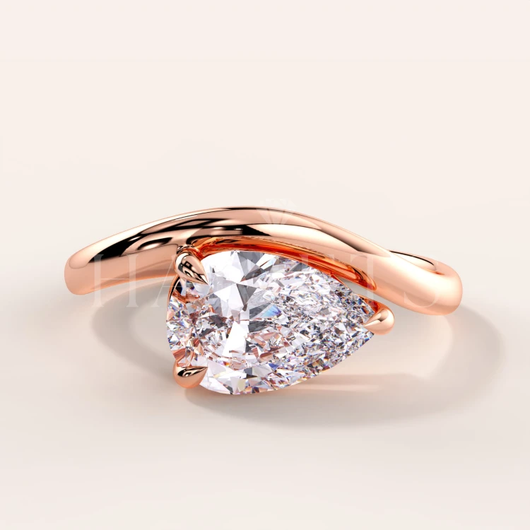 bague-de-fiançailles-moissanite-1,5ct-taille-poire-or-rose-icon-hariets.jpg