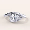 bague-de-fiançailles-moissanite-1,5ct-taille-poire-or-blanc-icon-hariets.jpg
