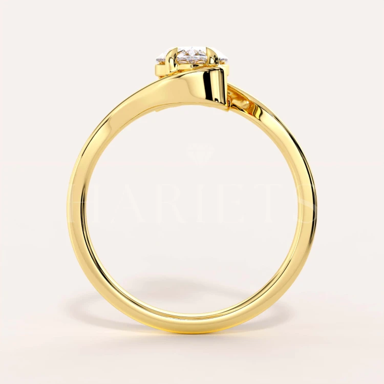 bague-moissanite-taille-poire-1_5ct-anneau-courbe-or-jaune-avant-muse-hariets.jpg