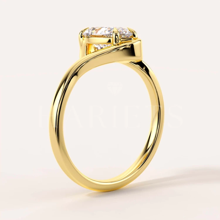 bague-moissanite-taille-poire-1_5ct-anneau-courbe-or-jaune-cote-muse-hariets.jpg