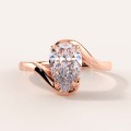 bague-moissanite-taille-poire-1_5ct-anneau-courbe-or-rose-muse-hariets.jpg