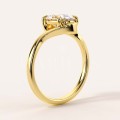 bague-moissanite-taille-ovale-2ct-anneau-courbe-or-jaune-cote-muse-hariets.jpg