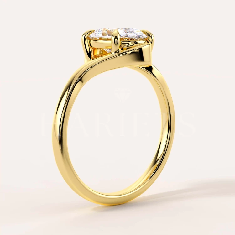 bague-moissanite-taille-ovale-2ct-anneau-courbe-or-jaune-cote-muse-hariets.jpg