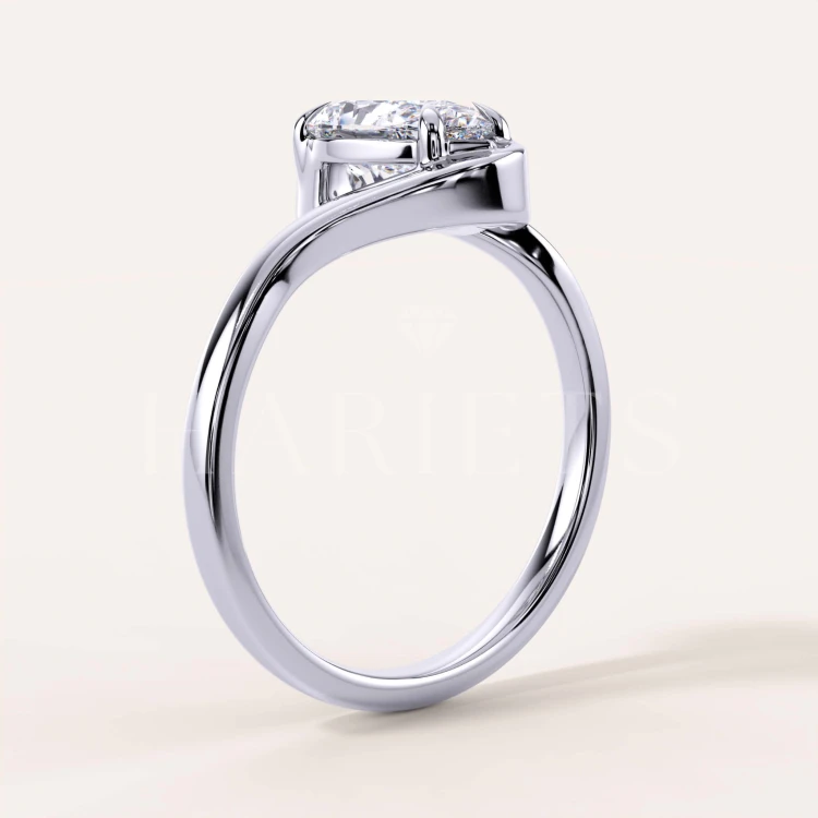 bague-moissanite-taille-poire-1_5ct-anneau-courbe-argent-cote-muse-hariets.jpg
