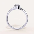 bague-moissanite-taille-poire-1_5ct-anneau-courbe-argent-avant-muse-hariets.jpg