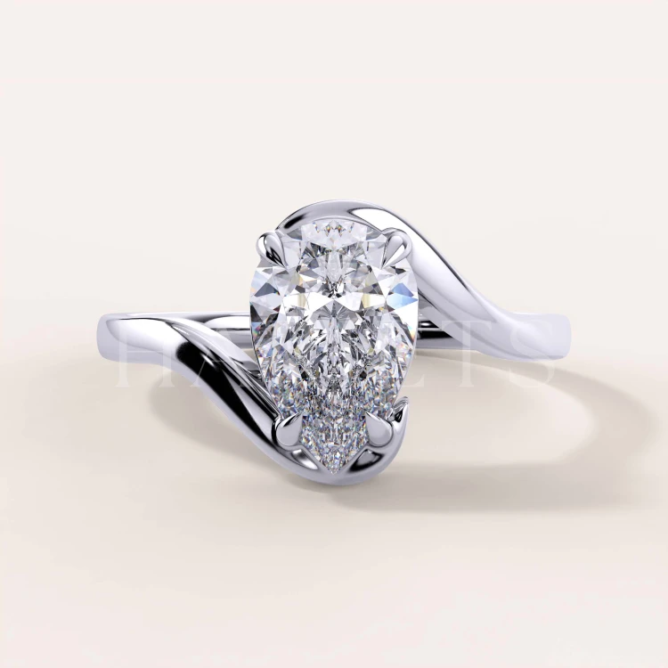 bague-moissanite-taille-poire-1_5ct-anneau-courbe-argent-muse-hariets.jpg