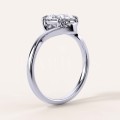 bague-moissanite-taille-ovale-2ct-anneau-courbe-argent-cote-muse-hariets.jpg