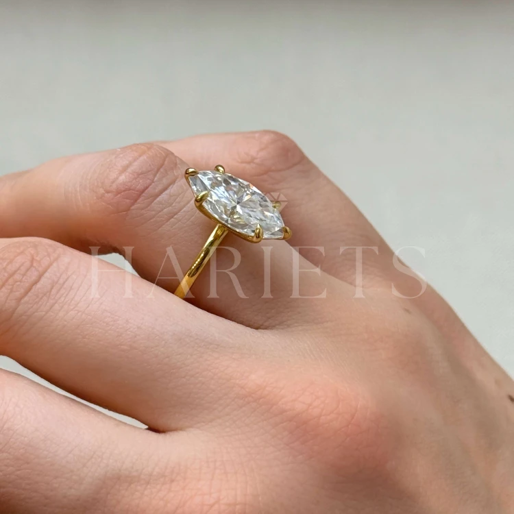 bague-de-fiancailles-moissanite-5ct-coupe-marquise-argent-royal-stones-main-profil-gigi-hariets.jpg