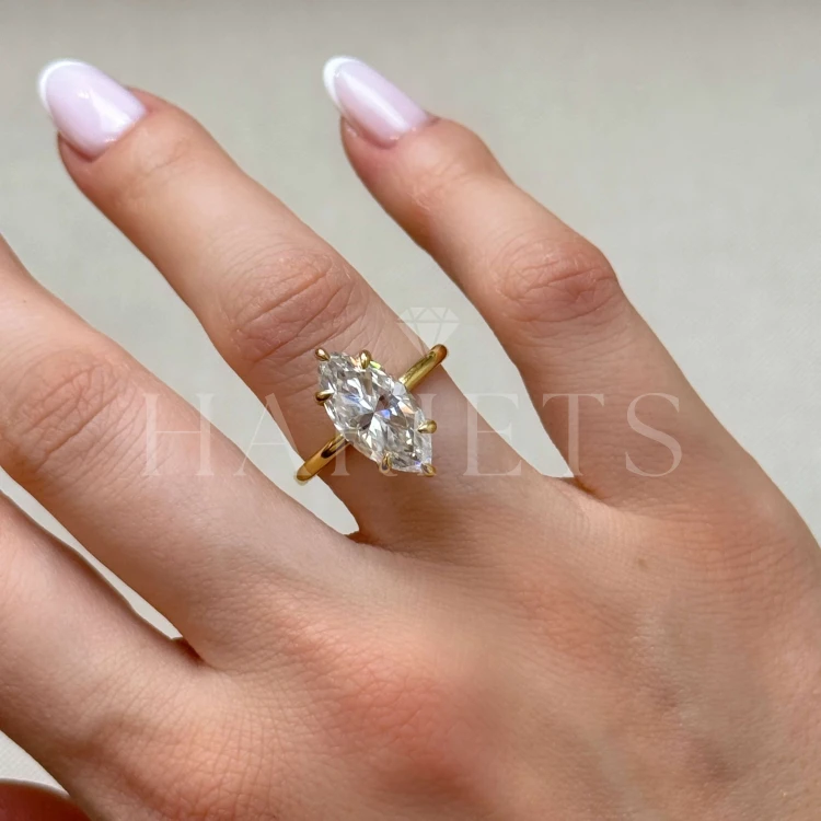 bague-de-fiancailles-moissanite-5ct-coupe-marquise-or-jaune-royal-stones-main-gigi-hariets.jpg
