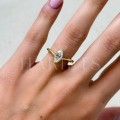 bague-fiancailles-diamant-de-laboratoire-1ct-taille-marquise-or-jaune-sur-la-main-giselle-hariets