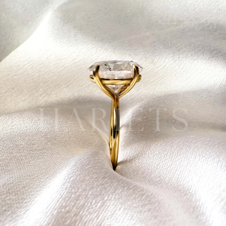 bague-de-fiancailles-royal-stones-diamant-de-laboratoire-5ct-taille-ovale-gros-plan-profil-or-jaune-bella-hariets.jpg