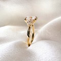 bague-de-fiancailles-trinity-diamant-de-laboratoire-1ct-taille-radiant-gros-plan-profil-or-jaune-legacy-hariets.jpg