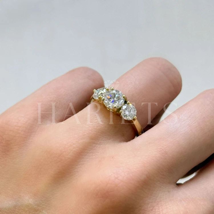 bague-de-fiancailles-trinity-diamant-de-laboratoire-2ct-taille-brillant-au-doigt-profil-or-jaune-trigem-hariets.jpg